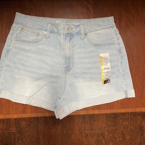No Boundaries shorts. NWT Junior size 13. Medium wash denim. High waisted